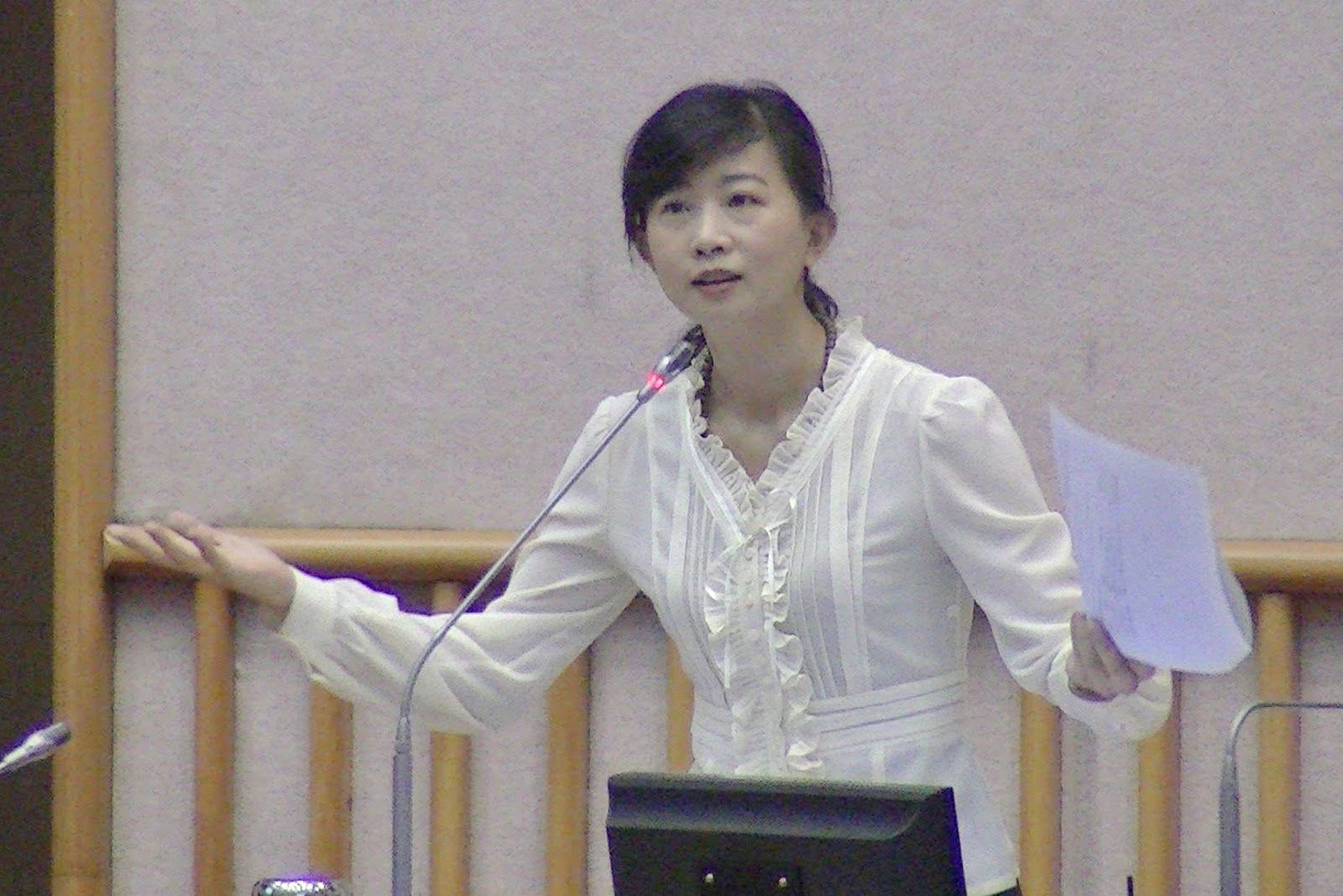 屏東美女議員捲「涉詐金流」!住處搜出千萬現金、黃金珠寶...檢當庭逮捕聲押