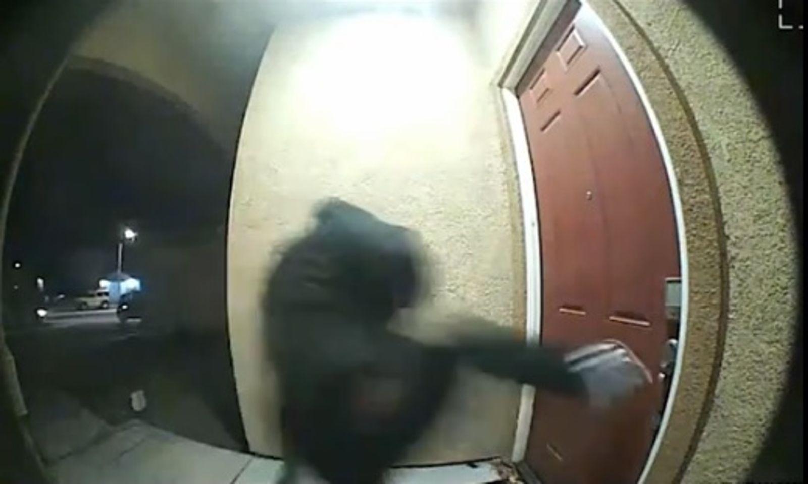 男孩深夜發起「踢門挑戰」按鈴就跑　住戶連開數槍回擊……他GG了