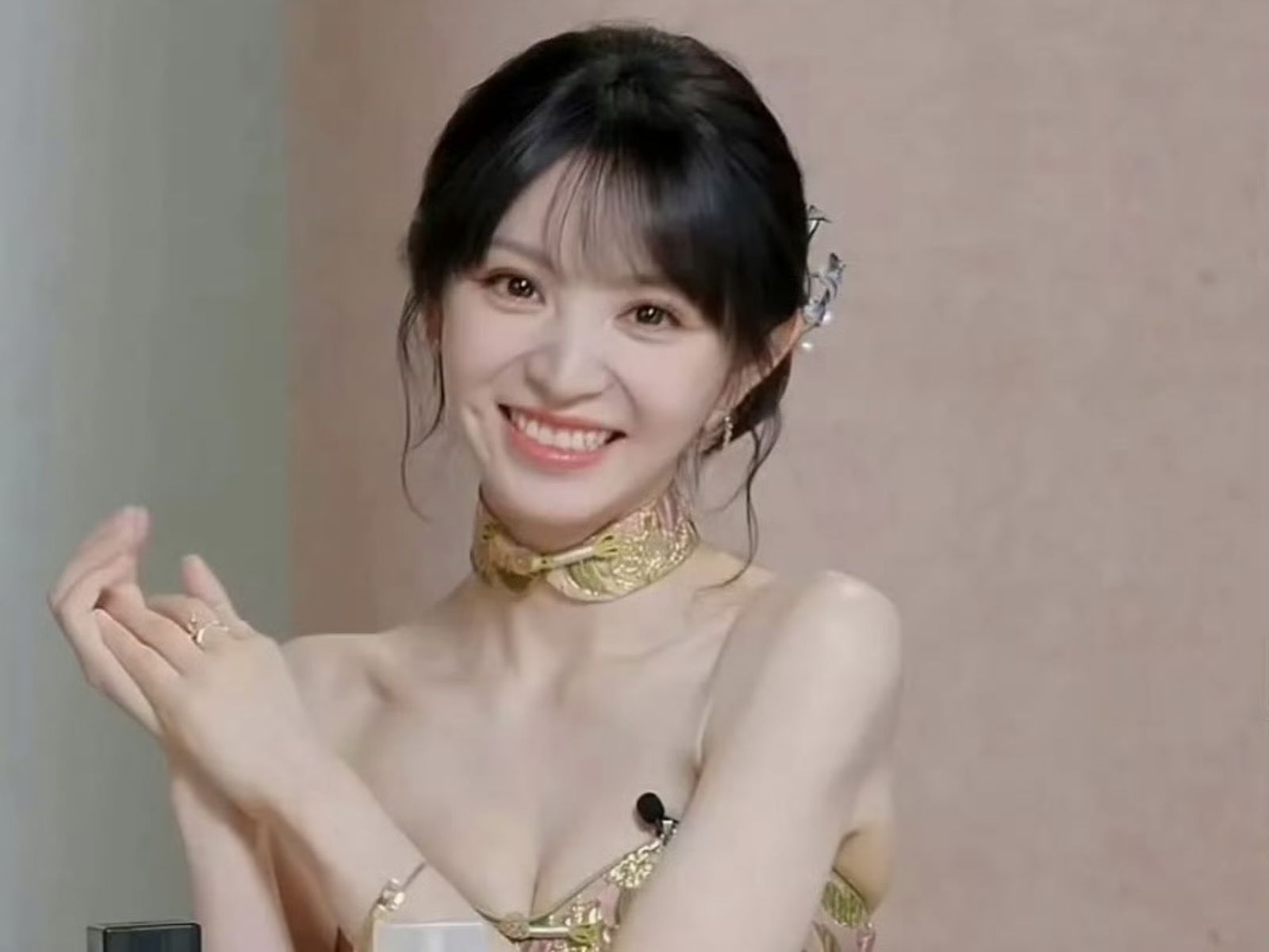 田曦薇爆乳直播驚見「擠出一大坨」!禮服太緊惹粉絲心疼 賣萌重現《逐玉》經典畫面