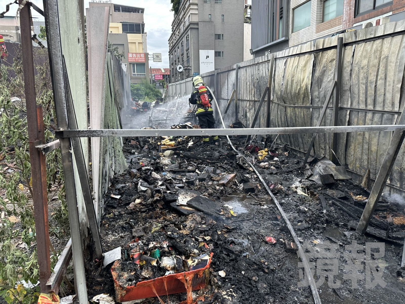 空地鐵皮圍籬內雜物起火。民眾提供