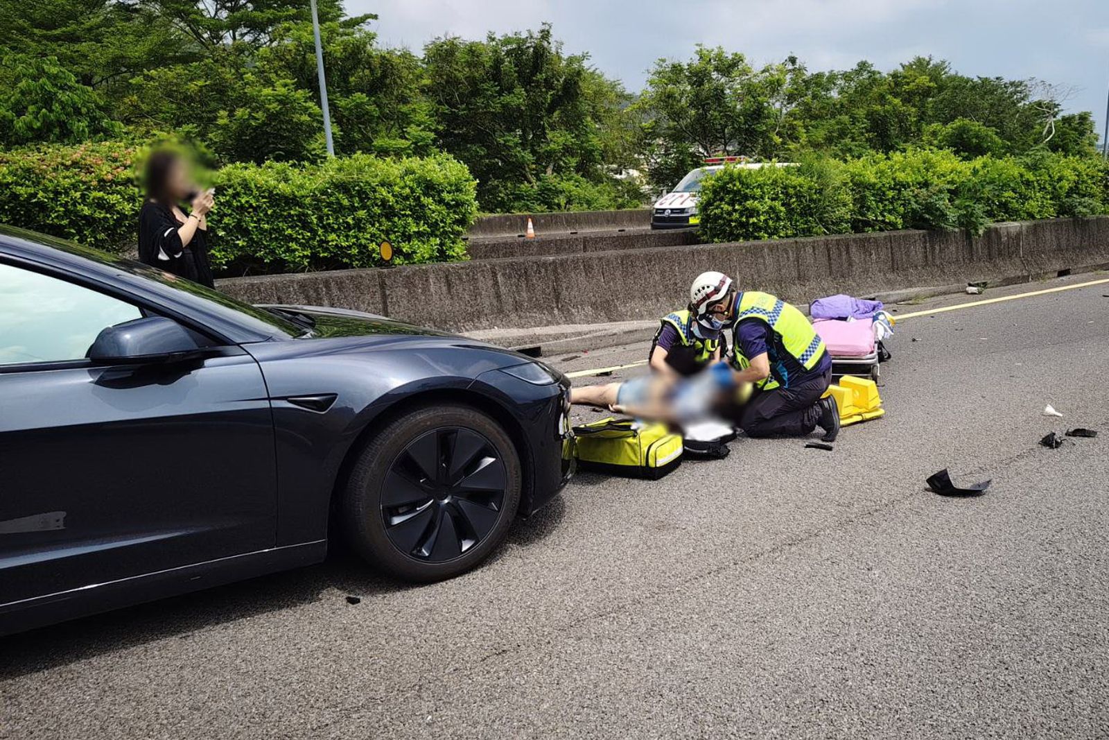 女子受傷倒在車道上,救護人員進行急救。民眾提供