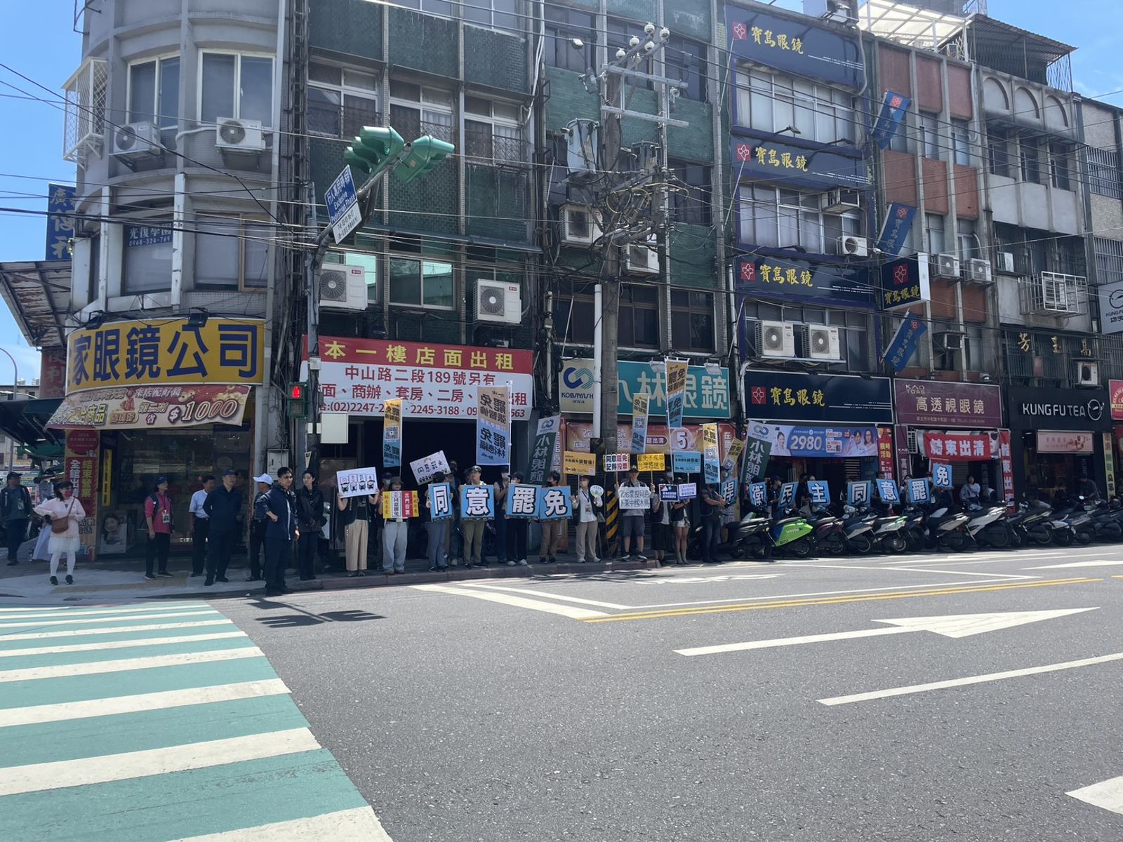 在張智倫、林德福的問政說明會外約50公尺處，罷免團體頂著大太陽站上街頭，宣傳罷免行動。（圖／陳凱貞攝）