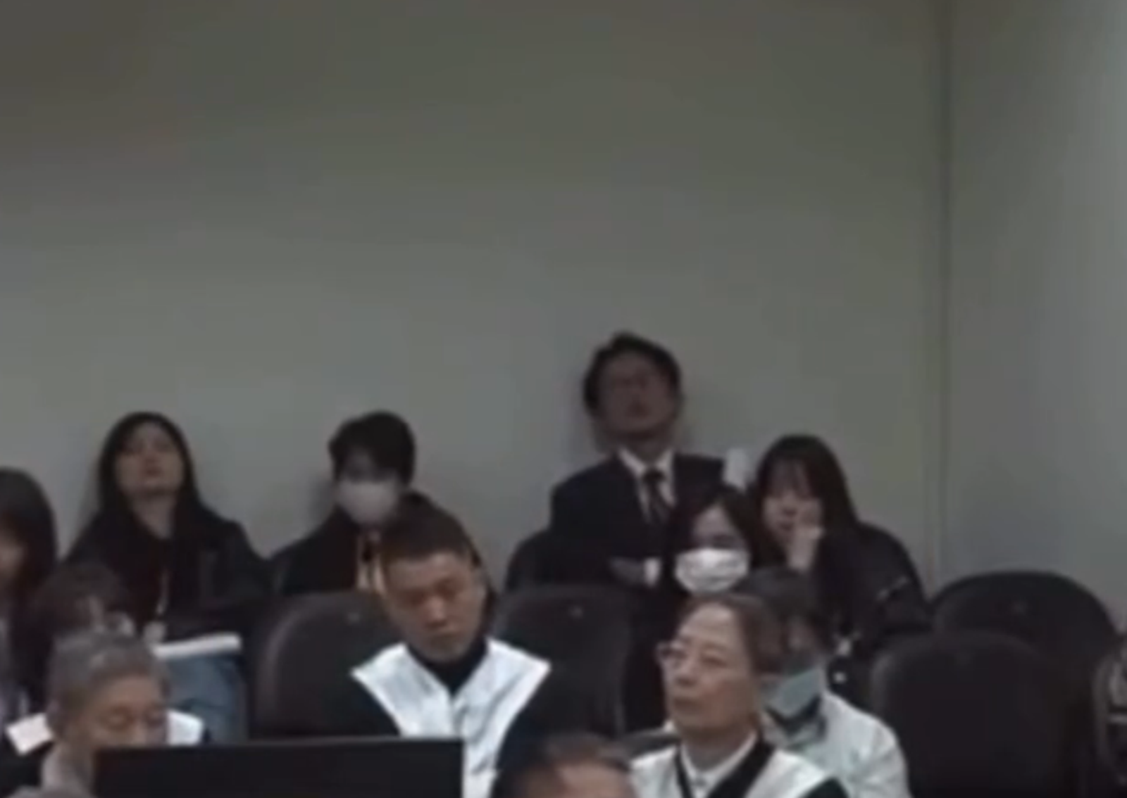 全台看笑話！黃國昌旁聽柯文哲案「呼呼大睡」全被錄　網酸：二審換躺床？