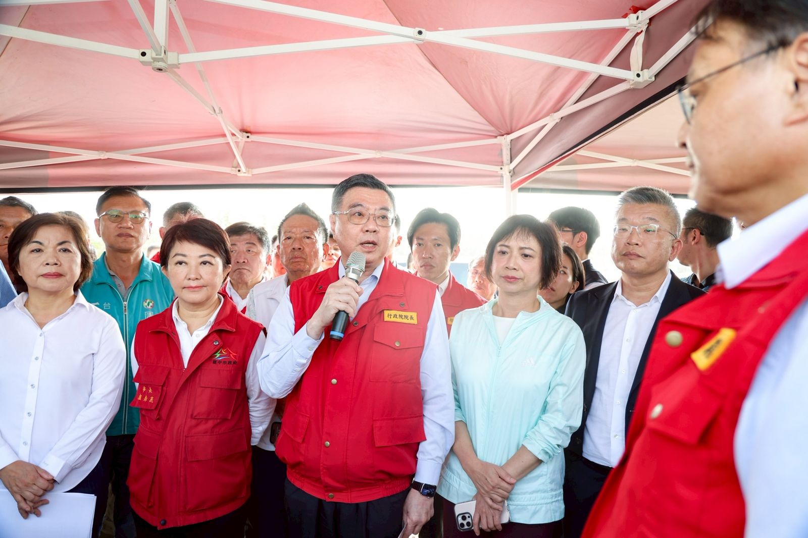 卓榮泰視察台中廚餘湖 「蒼蠅滿天飛、民代搶抱怨」盧秀燕好尷尬