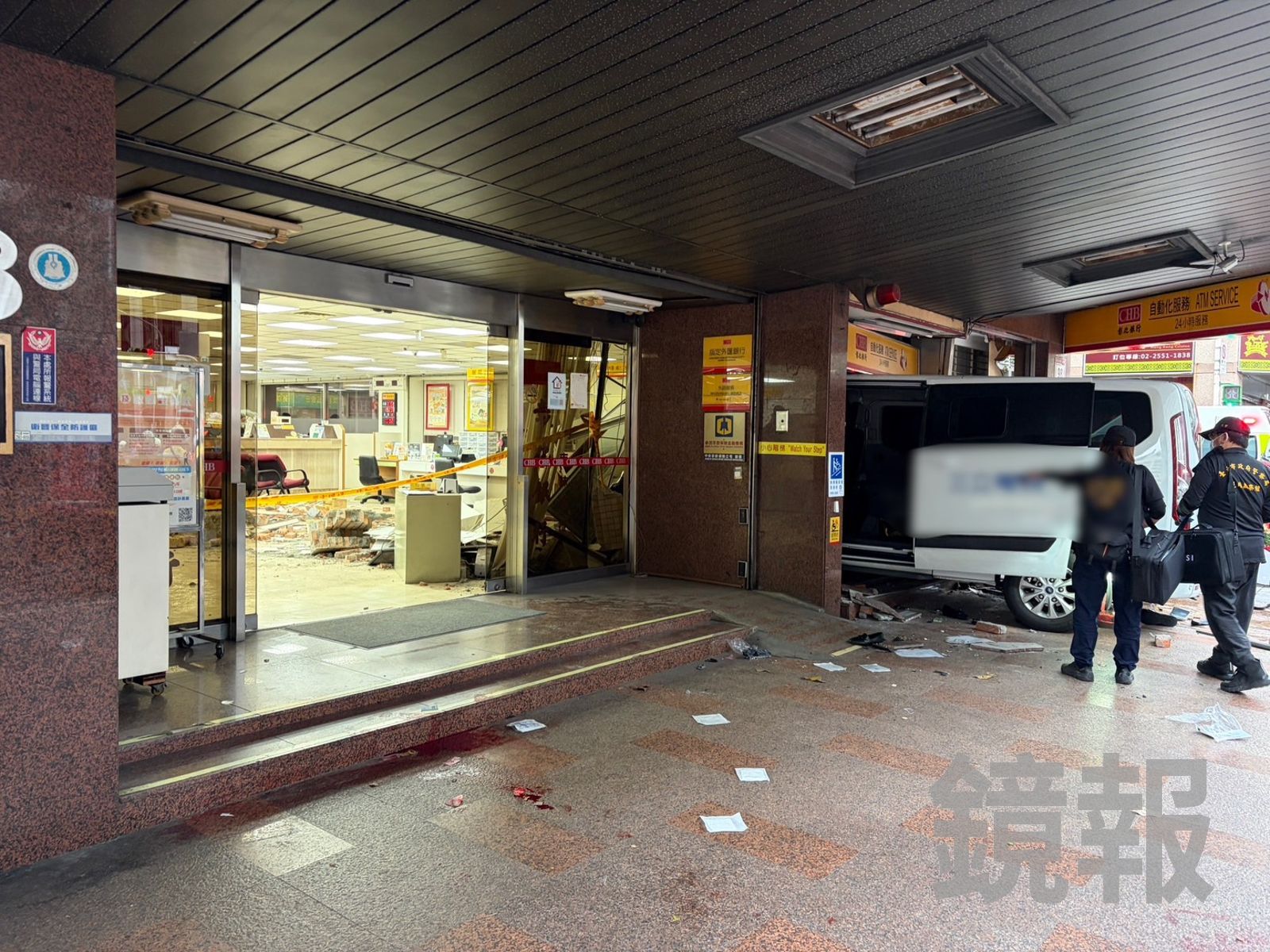 採訪車撞進彰化商銀。翻攝畫面