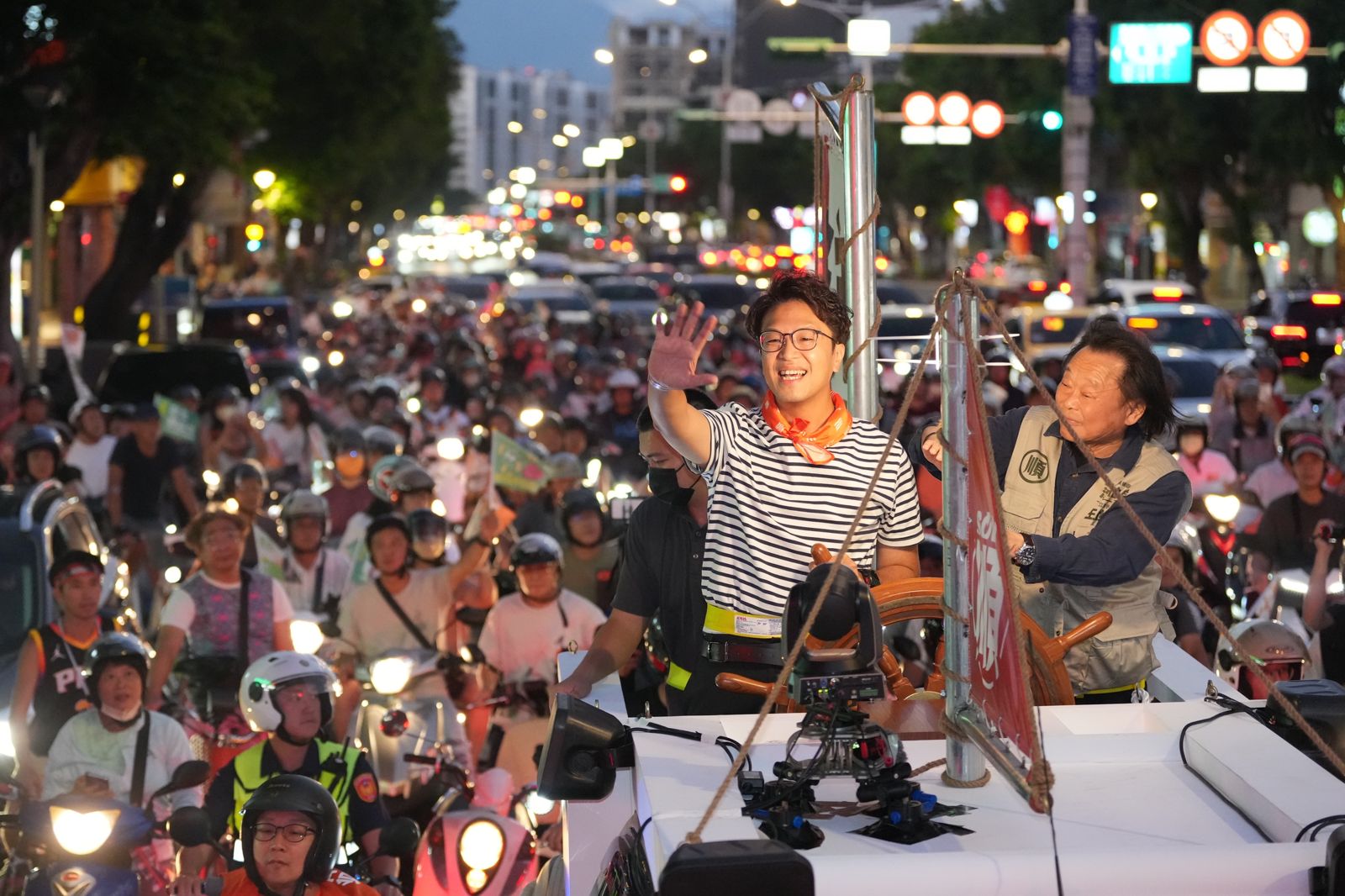沈伯洋太暖!車掃經醫院「一句話」立刻靜音 網驚呼:有格局的洋流