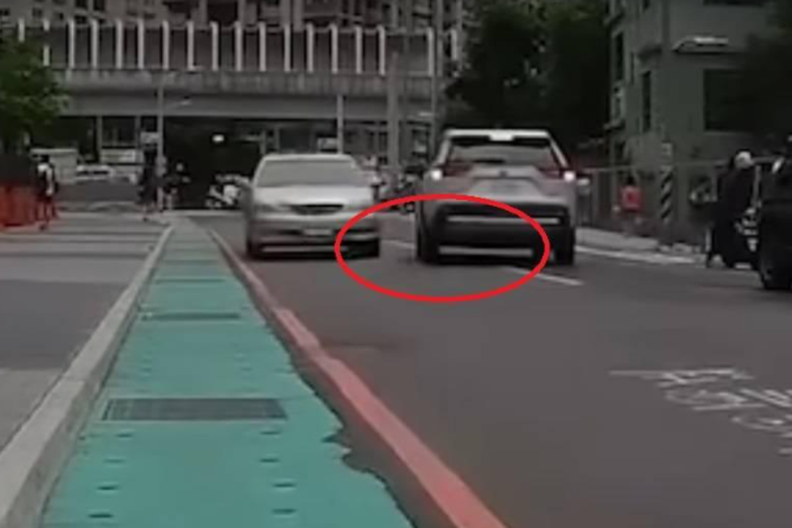 網友抓出老翁在撞上前方女子前還能閃避對向車輛。圖／翻攝自PTT