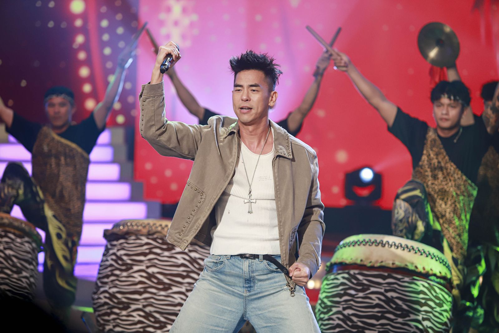 柯有倫演唱〈陣頭〉氣勢磅礡震撼全場。民視提供