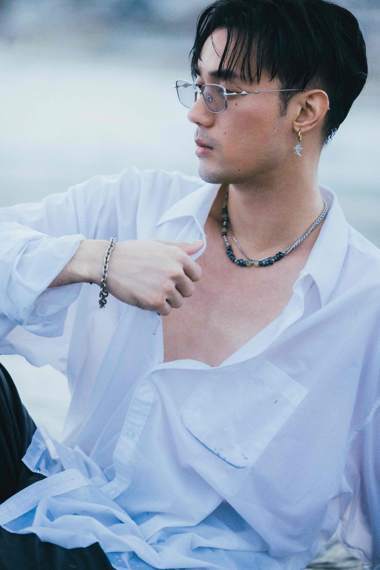 博文單飛推出個人首本聲景寫真輯《Play Bass Boy》。華納音樂提供