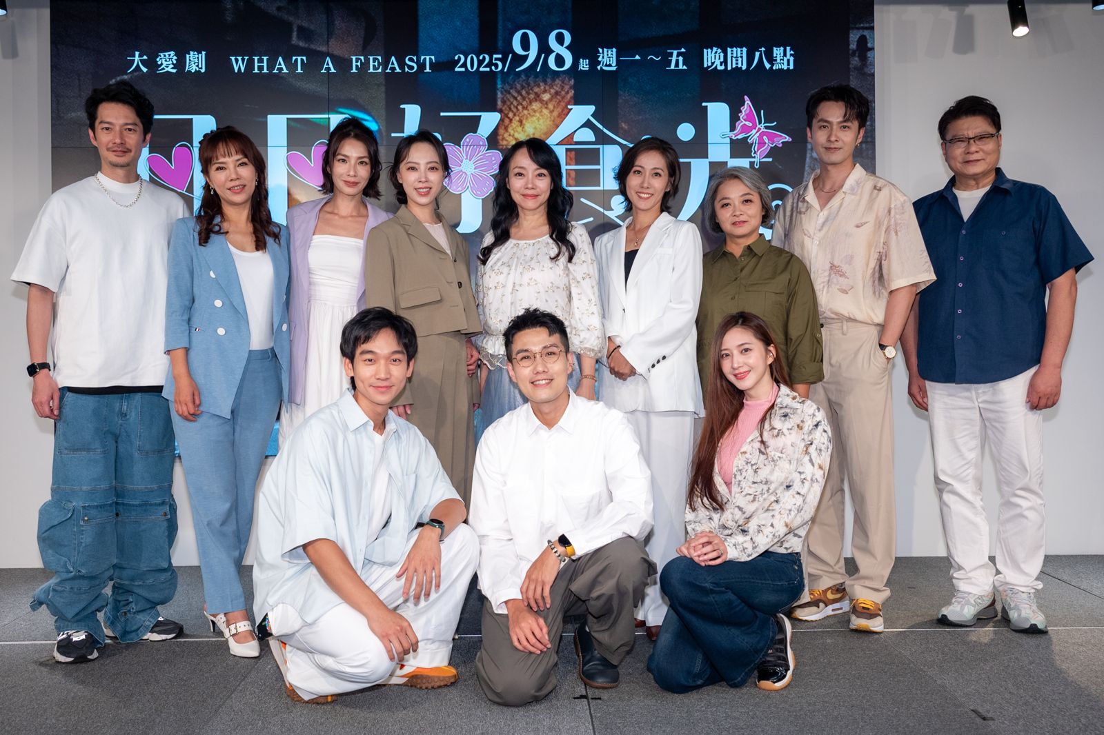 大愛劇《日日好食光》演員群周詠軒（後排左起）、洪喻蕎、王嫚萱、林筳諭、范瑞君、張詩盈、吳怡臻、張雁名、陳文山、簡劭峰（前排左起）、宮能安、謝翔雅。大愛提供