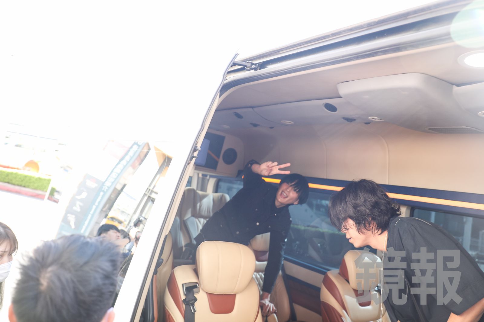 八木勇征直到上車都還在比YA。鄒保祥攝