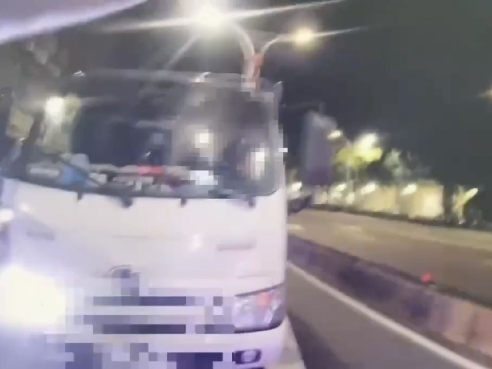 毒駕拒檢狂逃!警憂衝撞紅燈車潮 當街拔槍壓制畫面驚險