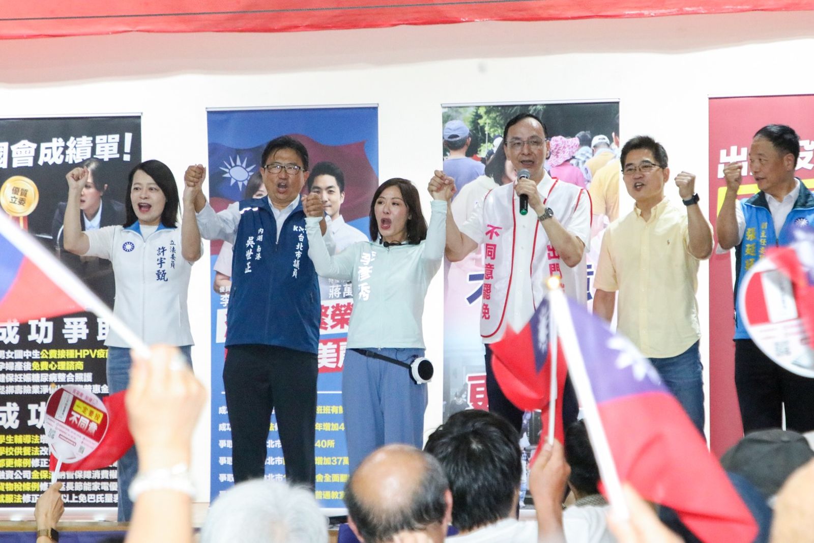 國民黨主席朱立倫(右3)、多名黨籍議員今(21日)都特別到李彥秀的問政說明會上助講支持。(圖/文傳會提供)