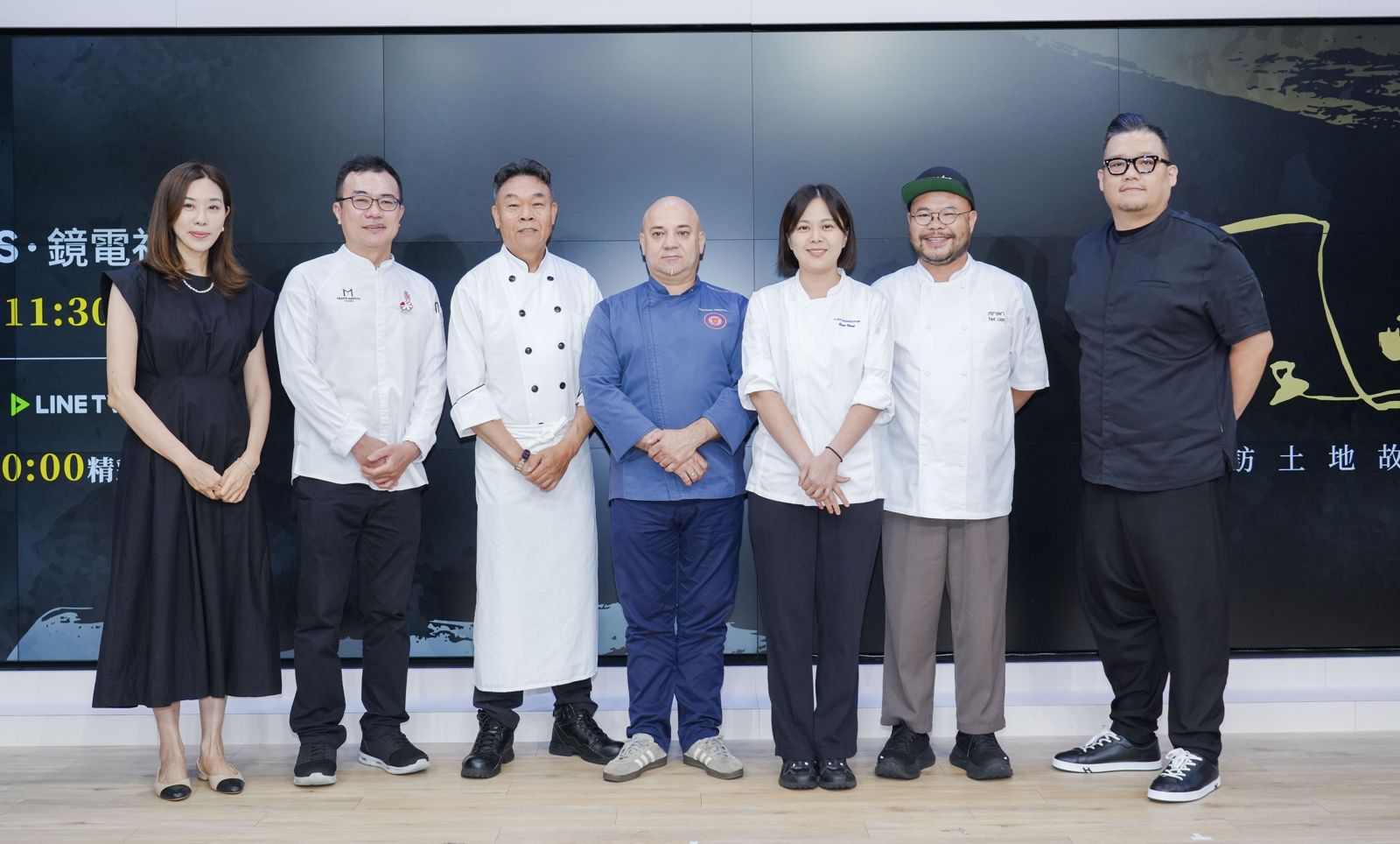 《風味轉身》首播記者會多位知名主廚、料理人齊聚。(右起)凌維廉、廖永勛、王映。鏡電視提供