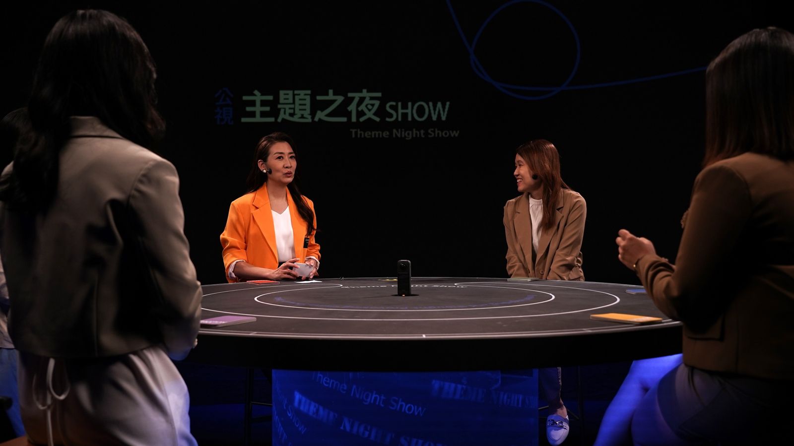 《公視主題之夜SHOW》主題論壇以「失智之後，我們重新學習認識你」為題，由精神科醫師鄧惠文擔任主持(左)。公視提供