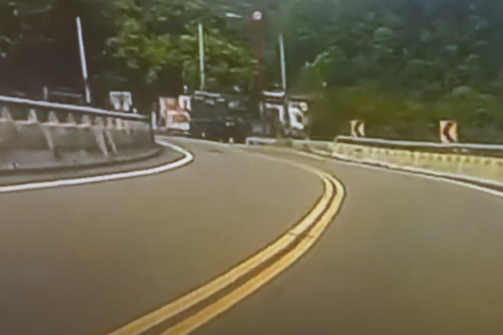 大貨車過彎後，失控追撞路邊2車。民眾提供