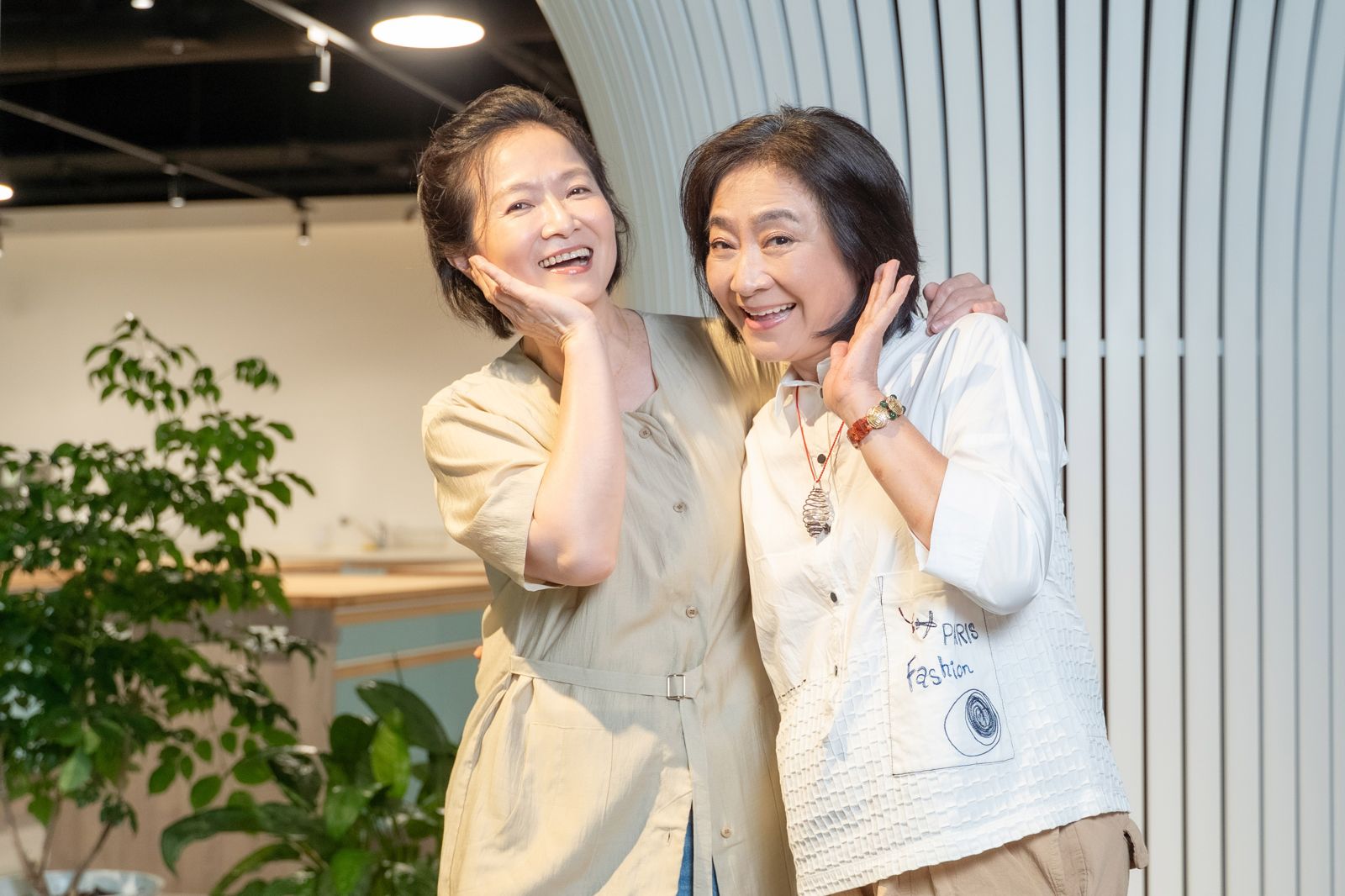 楊麗音(右)、謝瓊煖(左)出席大愛劇《日日好食光》茶敘。大愛電視提供