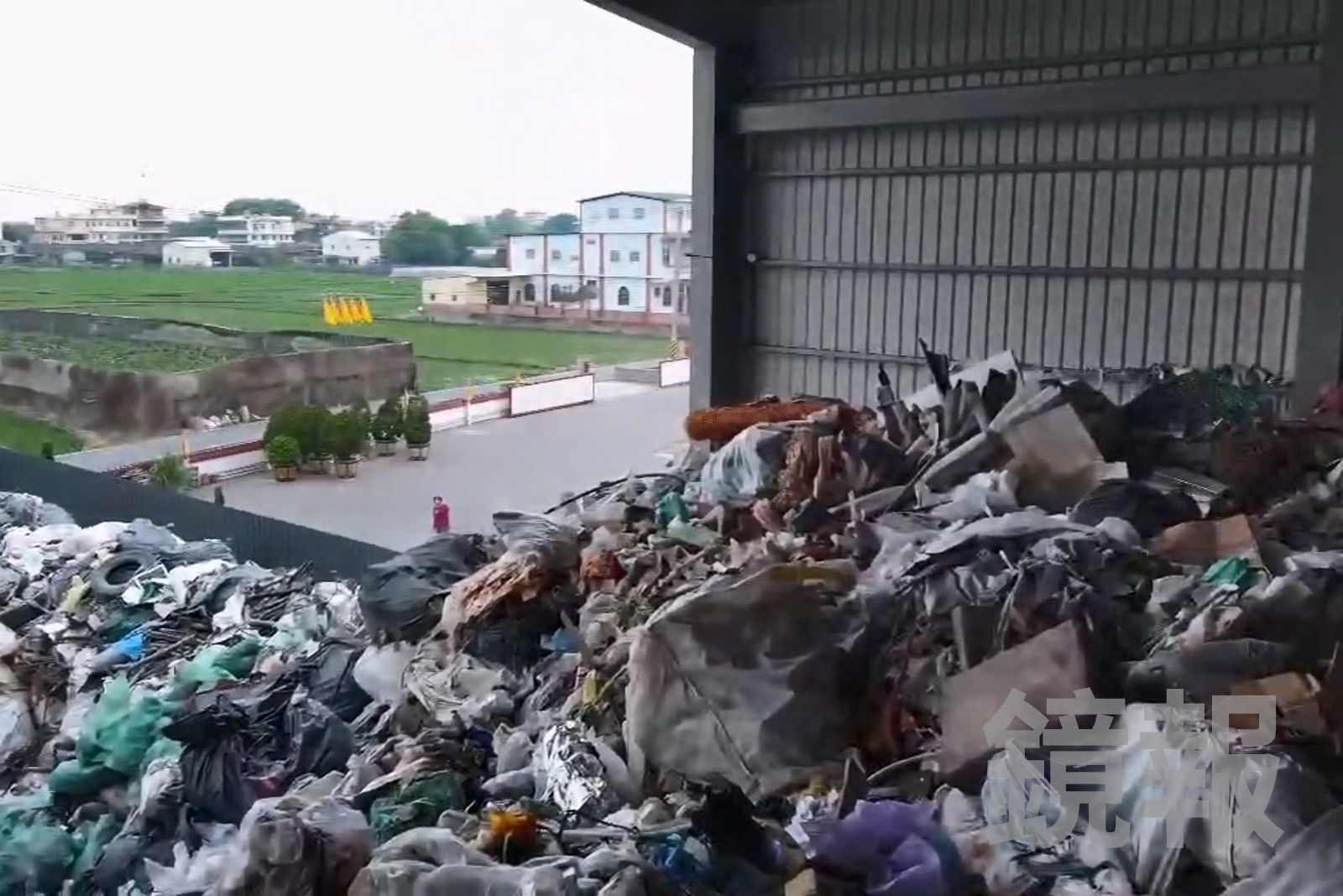 垃圾山旁邊緊鄰民宅與農田，衝擊環境衛生。彰化地檢署提供