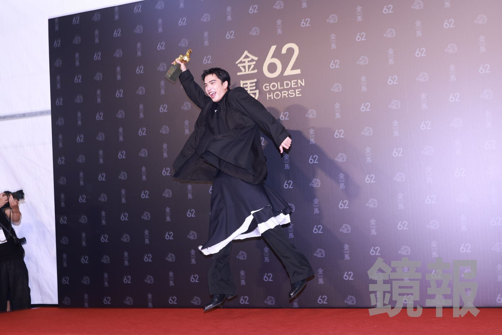 曾敬驊開心獲獎。攝影組