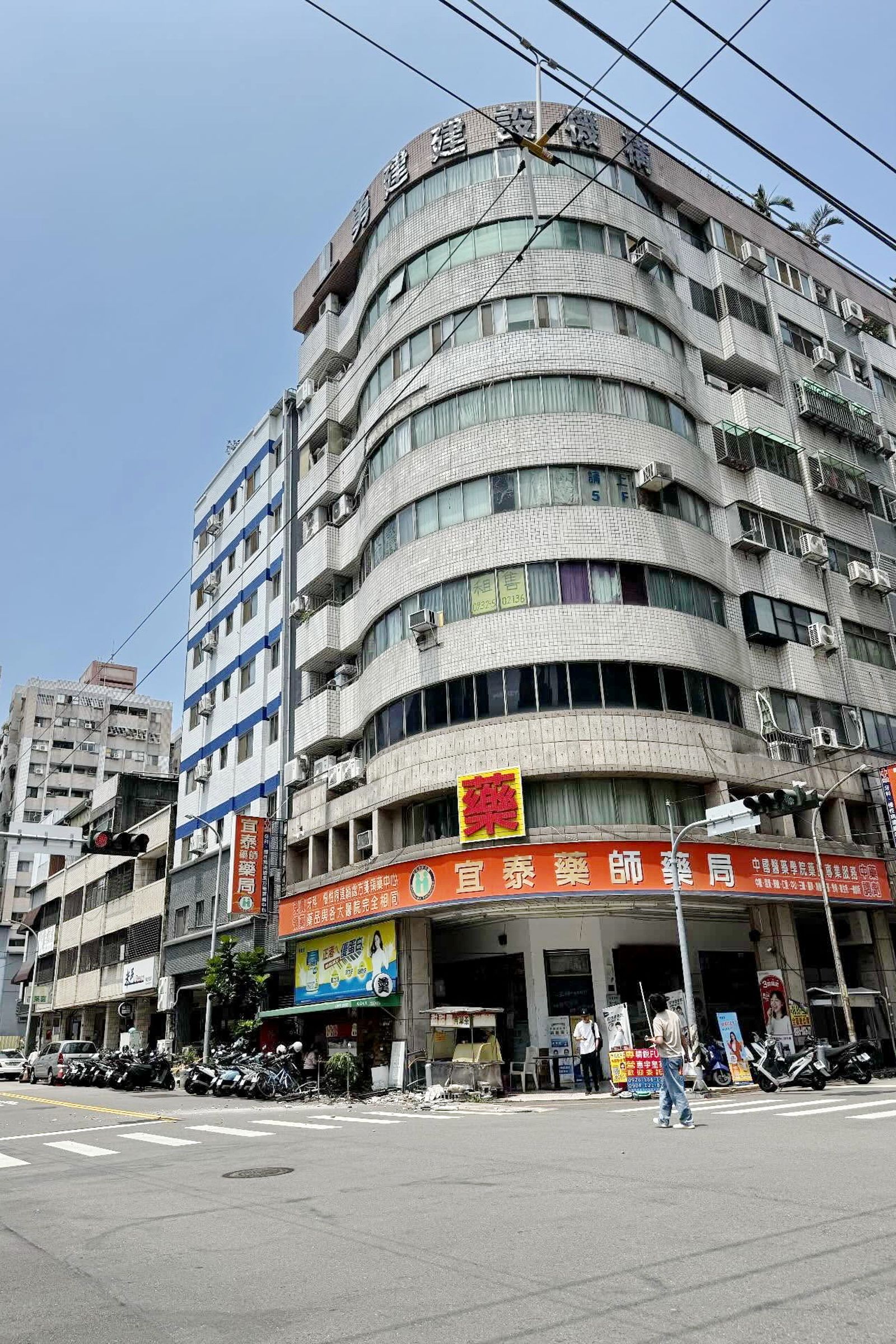 寶慶街大樓發生磁磚掉落意外。畫面翻攝threads 5277ricky