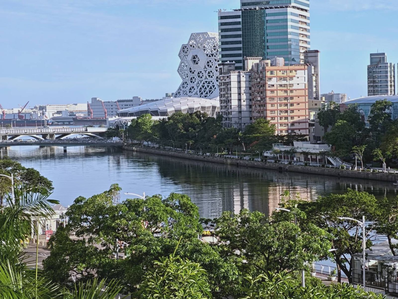 高雄港、愛河一早驚見2浮屍　其中一人腰間綁石頭無明顯外傷