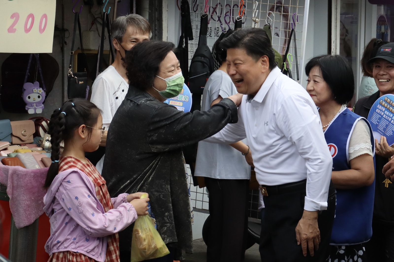 傅崐萁15日首次大動作到市場掃街救選情,沿途與市場攤商、民眾熱情握手寒暄。(圖/袁維駿攝)