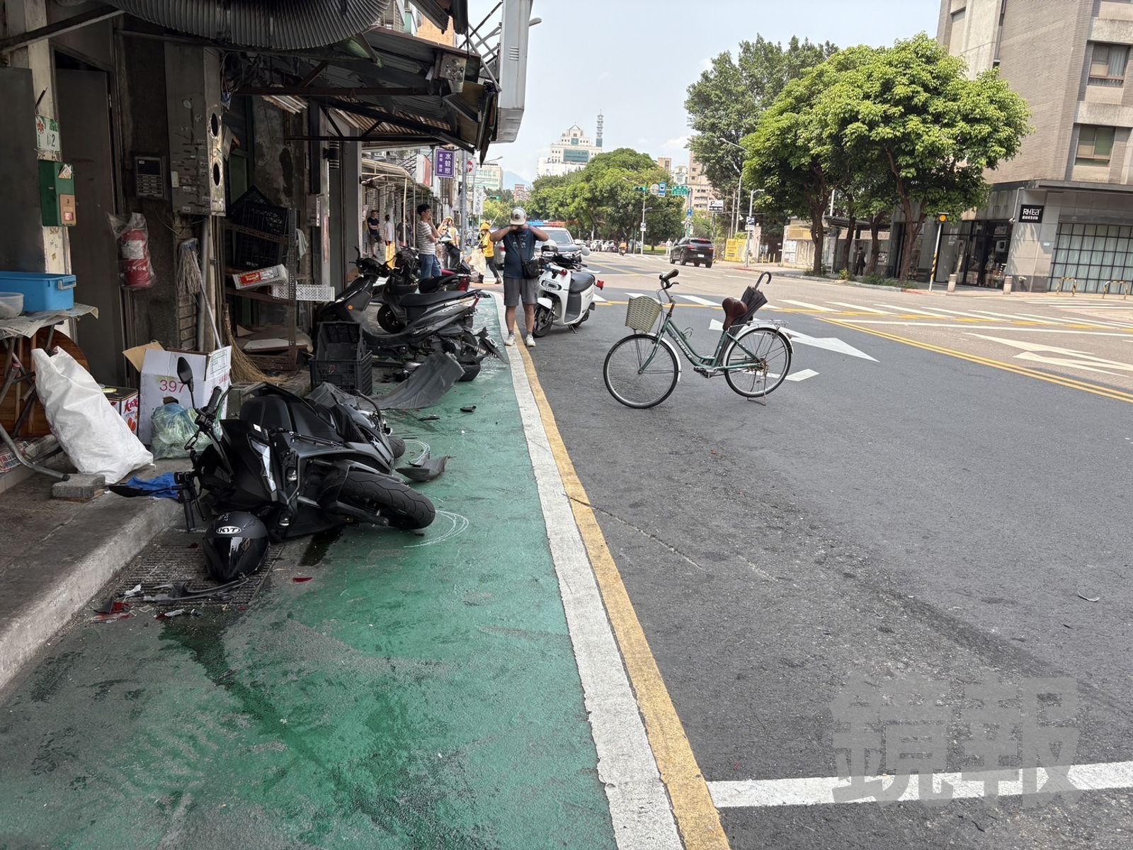 買個飲料變生死瞬間！7旬翁疑暈眩「逆向暴衝」　路人慘遭撞飛輾過驚悚畫面曝