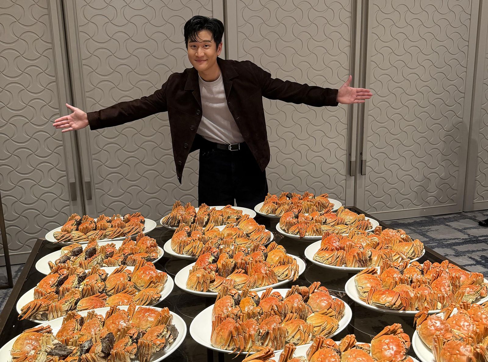 周興哲演出結束與團隊品嚐大閘蟹慶功。星空飛騰提供