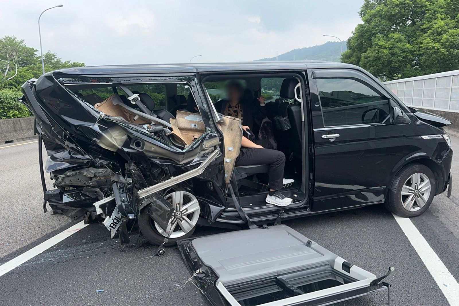 黑色商旅車裡面有多名乘客。民眾提供