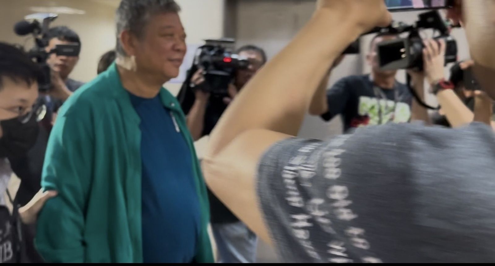 涉操縱股價、洗錢　愛山林董座祝文宇移送北檢「微笑不語」