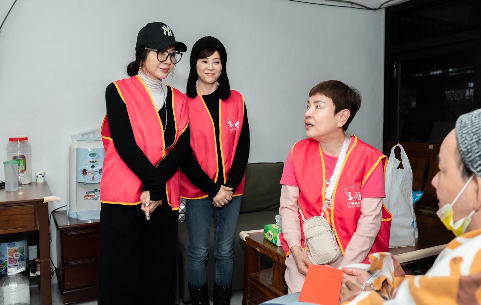 原民老夫妻住破房「屋頂被掀翻」　靠「1個月8千」存活！陳美鳳探視撫慰