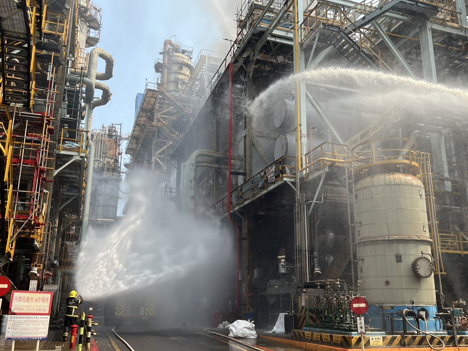 快訊／高雄小港煉油廠驚傳火警！消防佈線搶救中