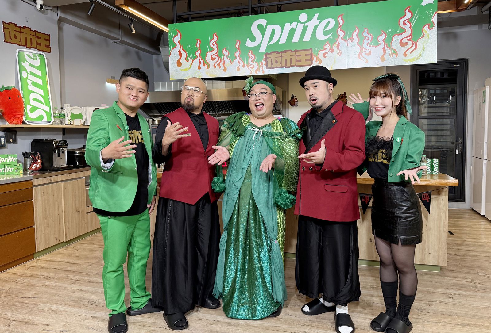 節目《夜市王》特別企畫，主持人大東東大東夜市梁主委（左起）、評審美麗本人、泰國娘娘、阿達、主持人麻由。緯來綜合臺提供