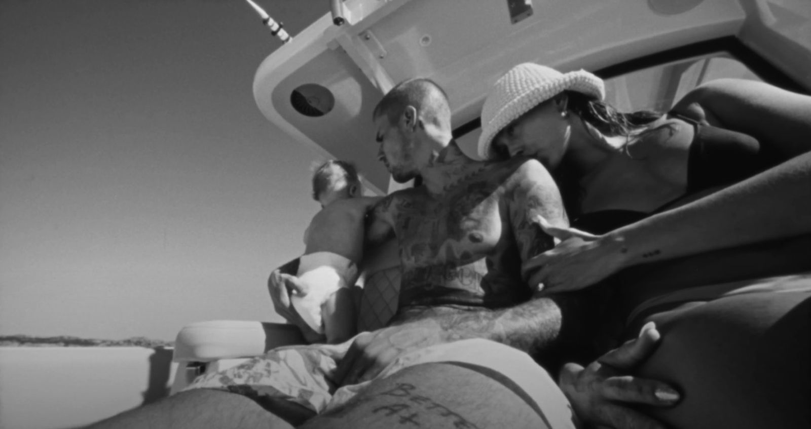 小賈斯汀黑白MV紀錄家庭日常　攜妻兒遊艇放閃、親親兒子超融化