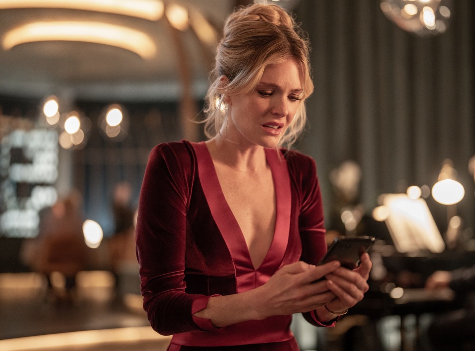 《白蓮花》梅根費伊挑戰災難級約會　《無線殺機》高空求生戲碼驚悚升空