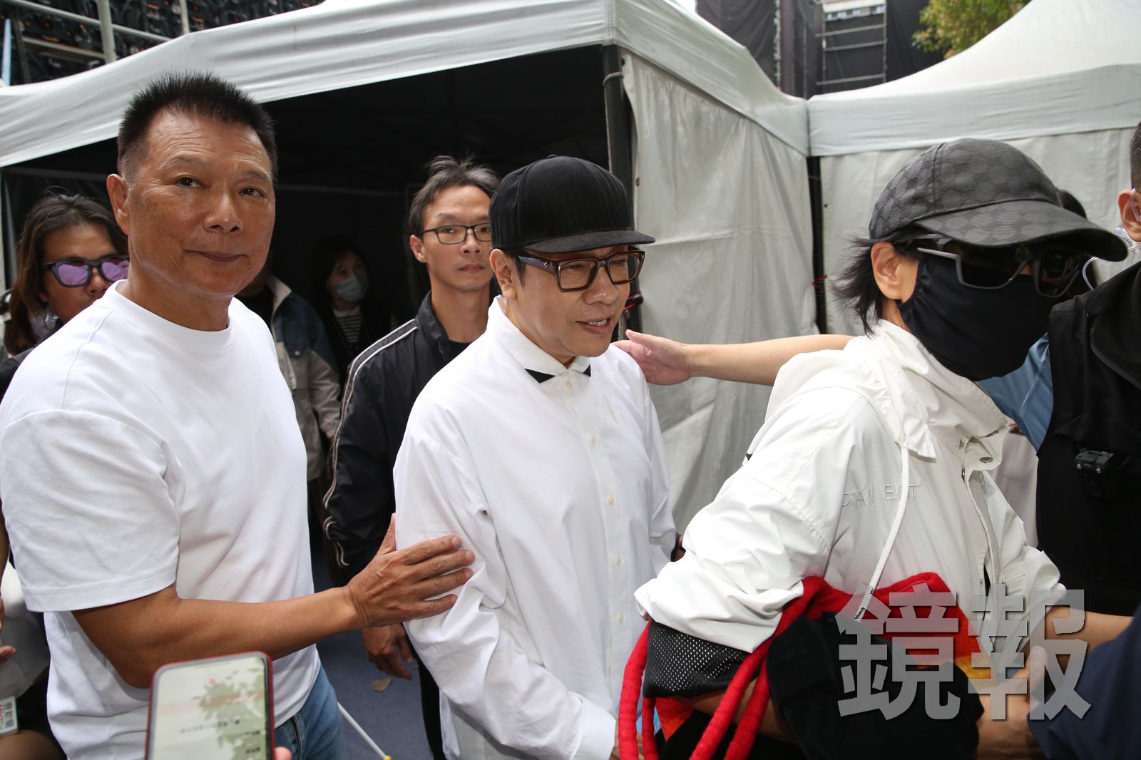蔡詩萍(左)被形容像在「押解」蔡康永。攝影董孟航