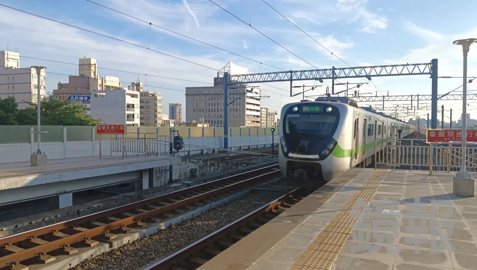區間車列車即將抵達三義站時,車窗突遭陳姓女乘客擊破,造成列車行程受到影響。畫面翻攝threads ye8_27
