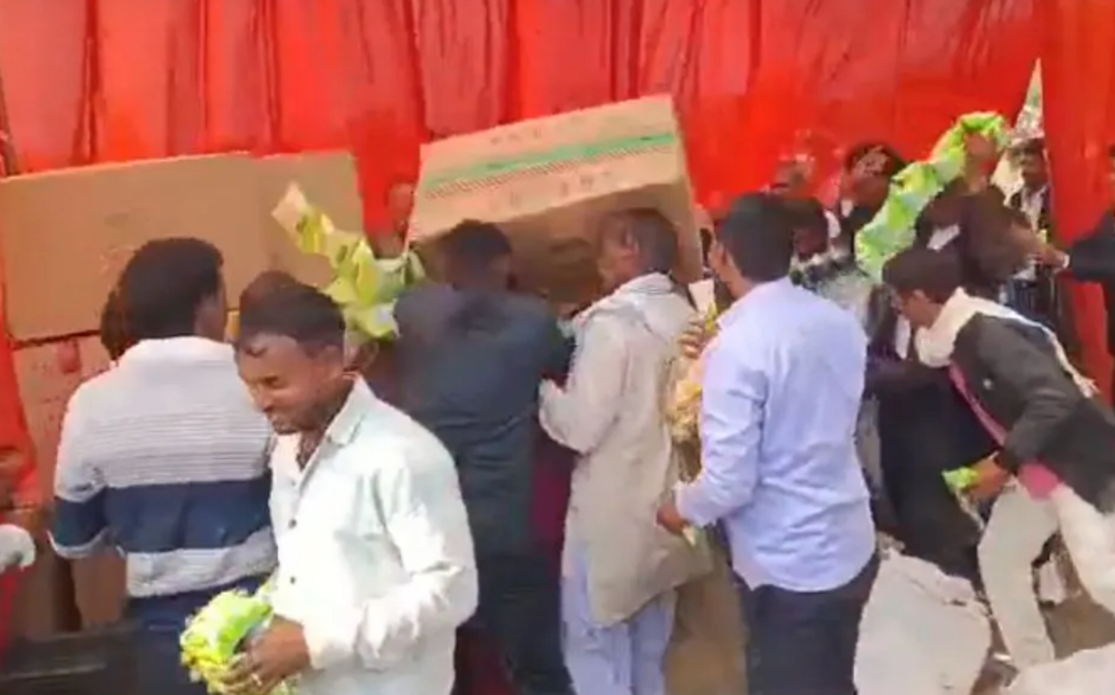 印度383對新人婚禮成戰場！賓客為搶「洋芋片」爆踩踏多人受傷