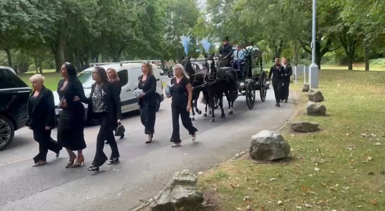 白髮人送黑髮人…老翁看「兒子靈柩抬進教堂」突倒地亡！雙胞胎孫10年前同日喪命