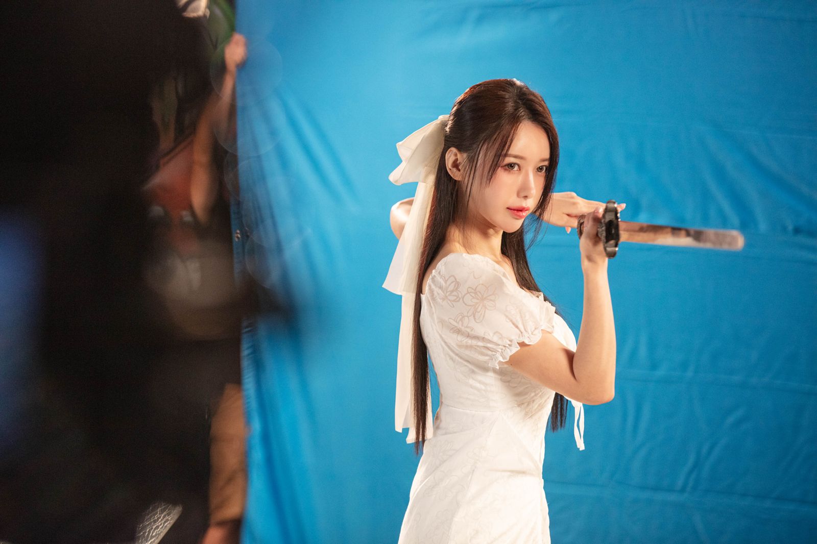 李雅英持劍演出仙氣十足的人氣遊戲角色「陸雪琪」。誅仙世界提供