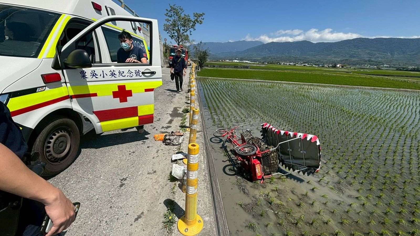 台東池上伯朗大道翻車驚魂！滿載5人電動自行車失控翻落稻田