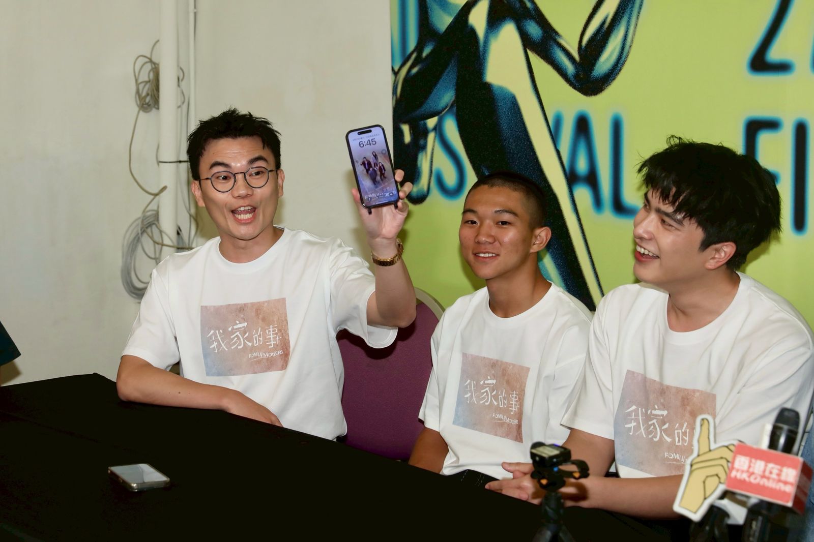 潘客印秀出自己的手機桌面是劇中一家人的合照。林煒凱攝