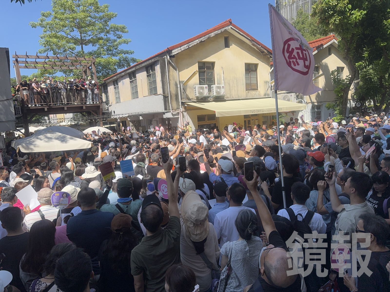 大批群眾擠爆審計新村周邊道路,準備迎接沈伯洋的到來。圖/攝影林建鋒