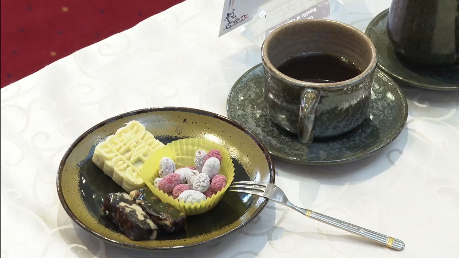 總統府準備核桃糕、生仁糖，以及金桔茶做為新春茶敘餐點，背後蘊含和諧、大吉大利等意涵。（圖／總統府提供）