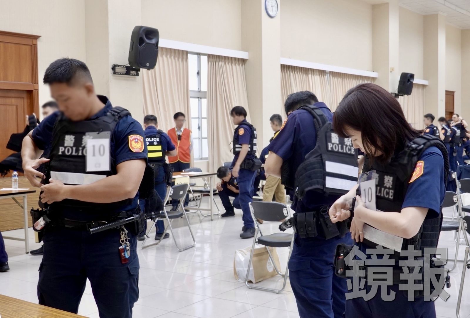 警政署隨機抽出60名員警試穿防彈衣。警政署提供