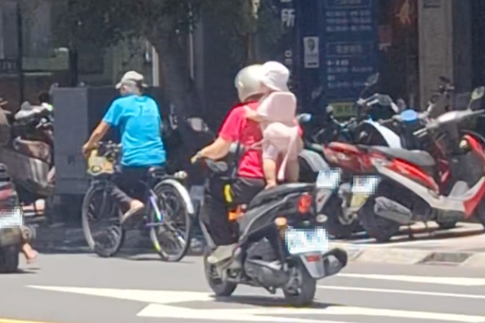 太離譜！新北婦騎機車讓幼童「站在後座」　僅用繩索綁還沒戴安全帽