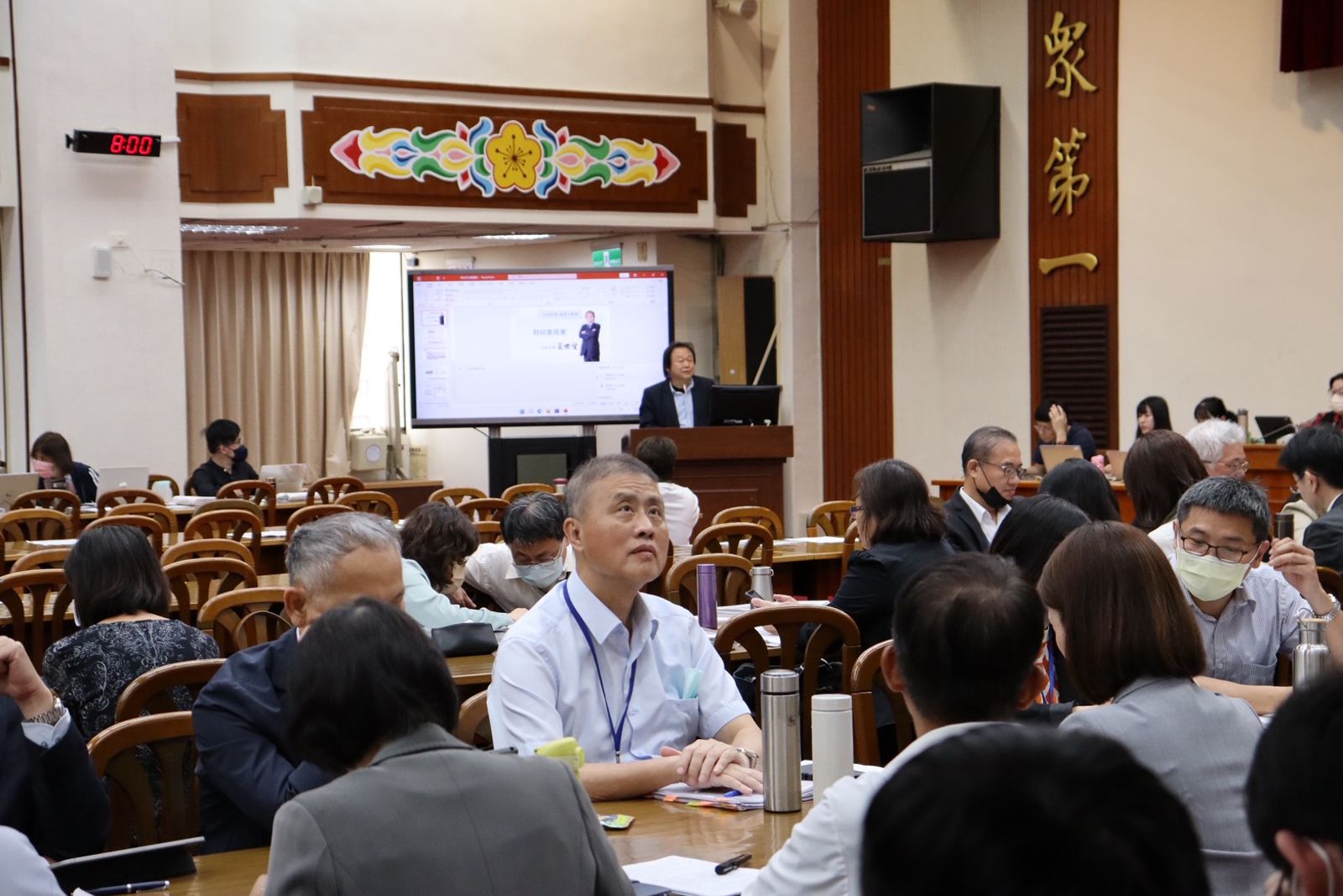 財委會爆激烈衝突！吳秉叡舌戰藍白委　占主席台喊「會議違法違憲」