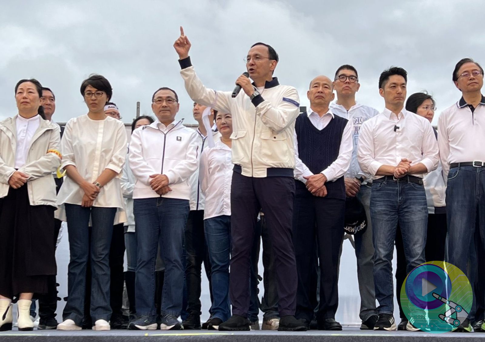 國民黨主席朱立倫，身後為國民黨各縣市首長。