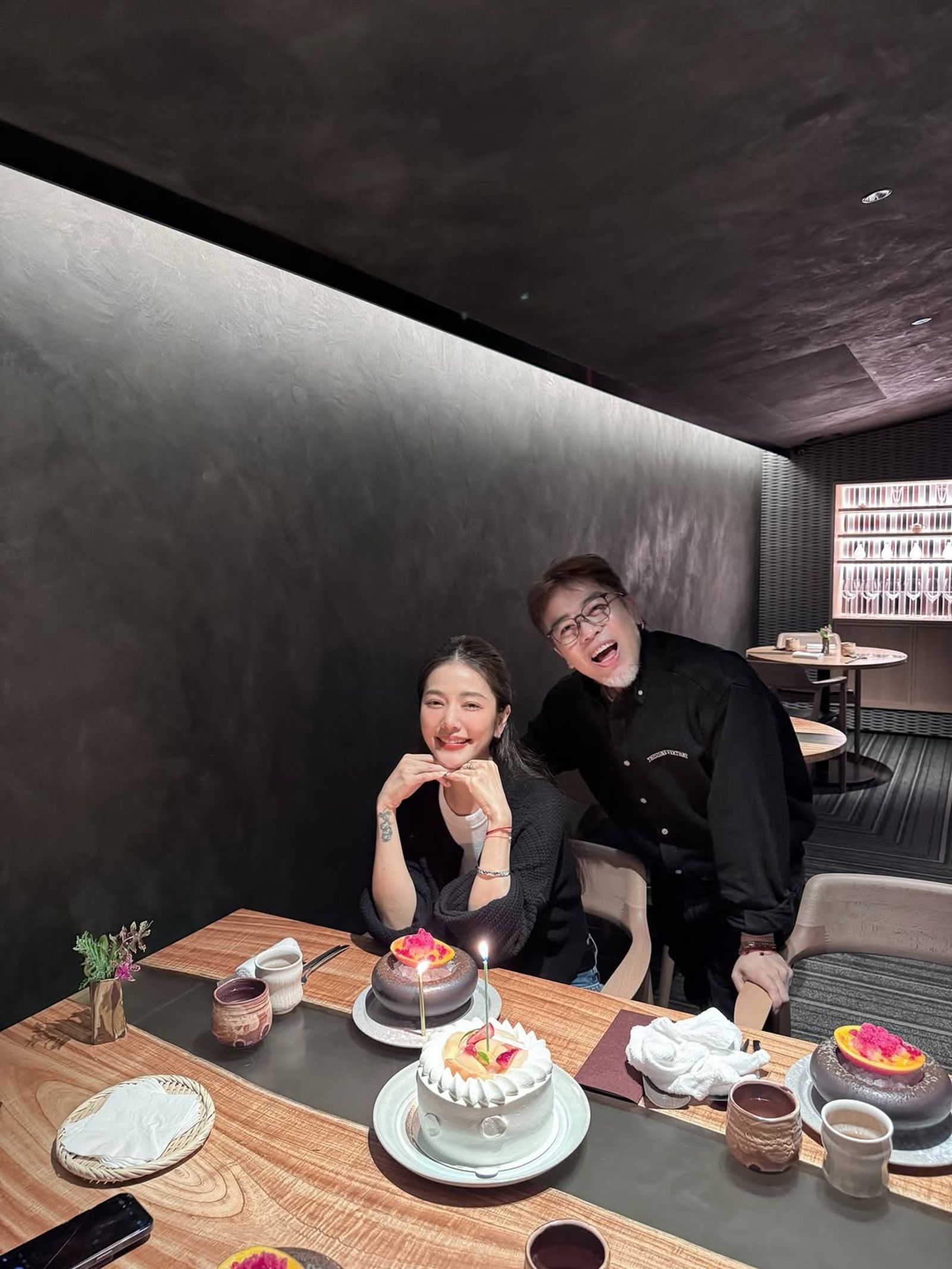 許路兒（左）和朋友慶生，模樣十分凍齡。IG＠lurehsu