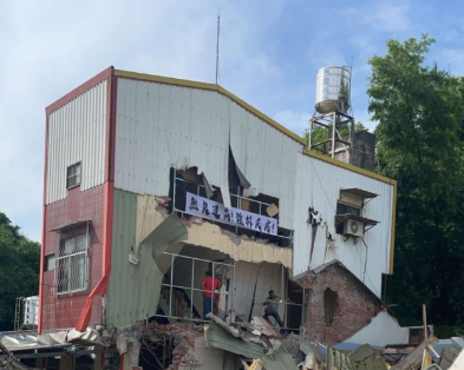 彰化6億土地糾紛!94歲翁被抬出屋外 祖厝遭無照怪手強拆